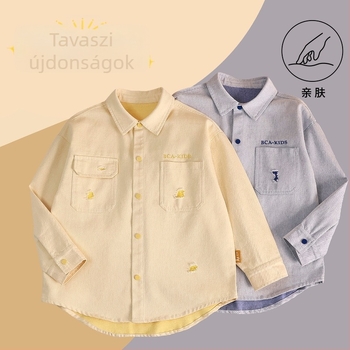 Fiúknak szánt tavaszi denim ing – 65% pamut, 35% poliészter; hosszú ujjú; mintázat: betűk; 8+ éveseknek; tavasz 2025.