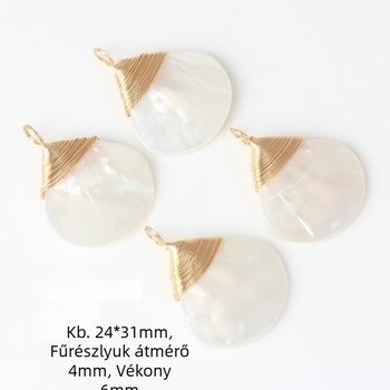 Akasztó kiegészítők — kézzel sodrt drótba csomagolt háromszög alakú kagylómedál, ötvözet, elektroplakálás, kód Wsx-3073