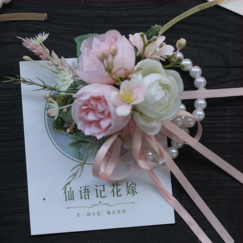 Csuklóra rögzíthető kézvirág gyöngyökkel, erdő stílus