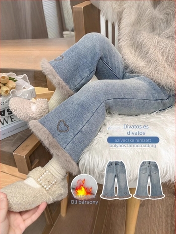 Lányoknak készült farmernadrág fleece-béléssel, széles szárú fazon, középmagas derekú, 90% pamut, lágy mosás.