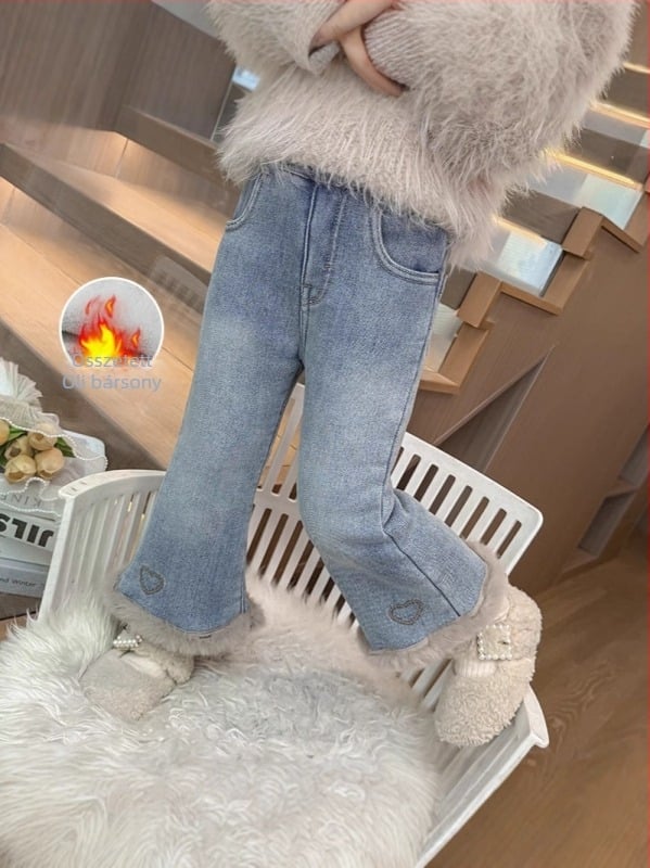 Lányoknak készült farmernadrág fleece-béléssel, széles szárú fazon, középmagas derekú, 90% pamut, lágy mosás.