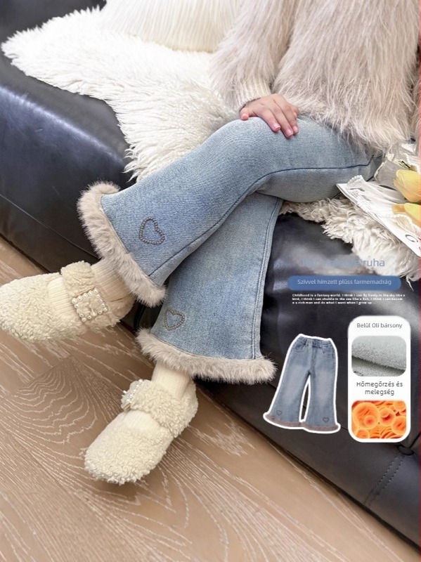 Lányoknak készült farmernadrág fleece-béléssel, széles szárú fazon, középmagas derekú, 90% pamut, lágy mosás.
