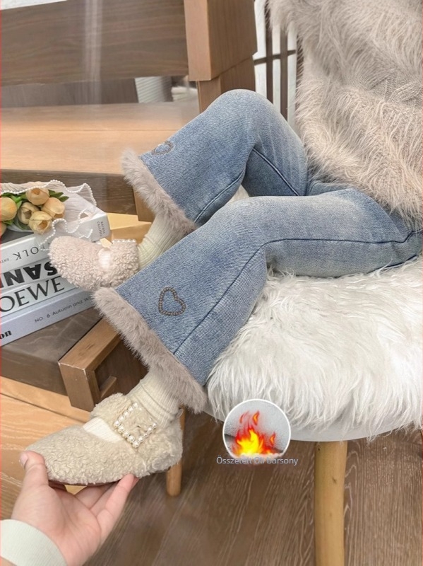 Lányoknak készült farmernadrág fleece-béléssel, széles szárú fazon, középmagas derekú, 90% pamut, lágy mosás.