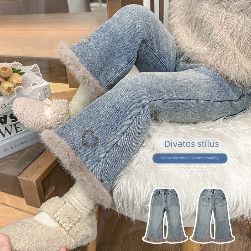 Lányoknak készült farmernadrág fleece-béléssel, széles szárú fazon, középmagas derekú, 90% pamut, lágy mosás.
