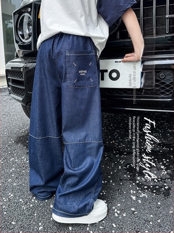 Gyerekeknek szánt denim nadrág – Tencel denim, 100% viszkóz, középmagas derék, betűs minta, 2025 nyár