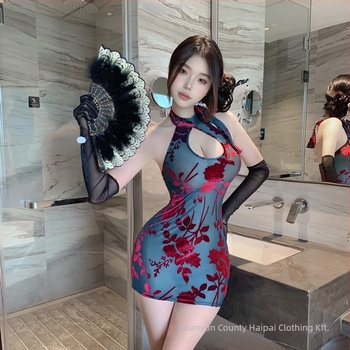 Cheongsam-stílusú szerepjáték jelmez átlátszó részletekkel és harisnyával, poliészter anyag