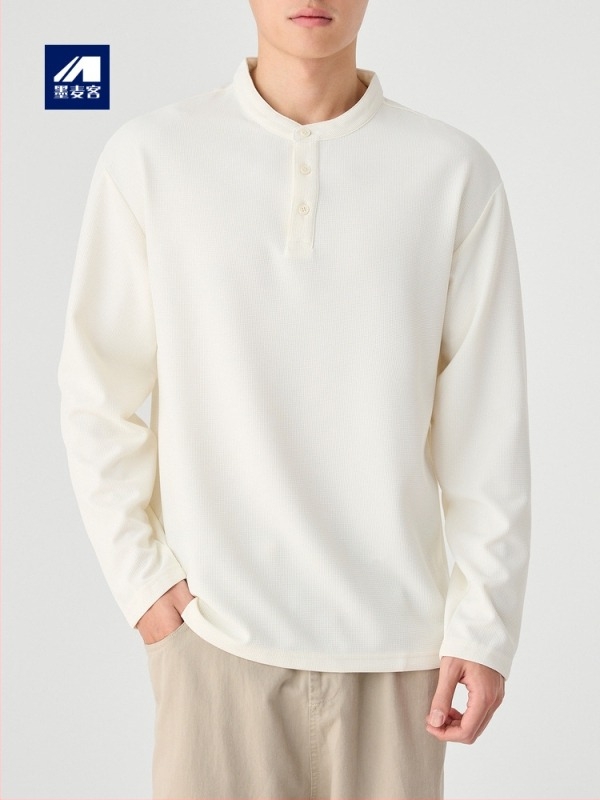 Férfi hosszú ujjú minimalist stílusú póló, poliészter-keverék anyag, kerek nyakú, szűk szabás.