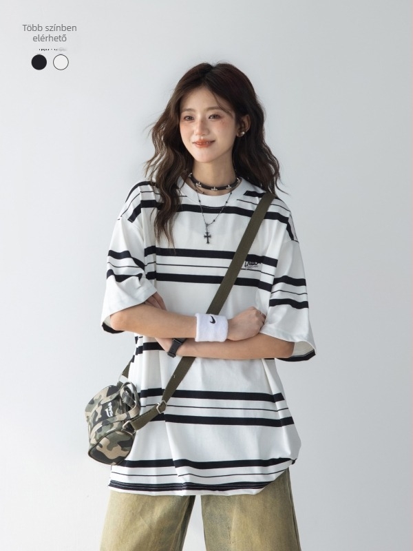 Női japán stílusú póló hímzett csíkokkal, rövid ujjú, kerek nyakú, kontrasztos varrással, lezser mindennapi viselet