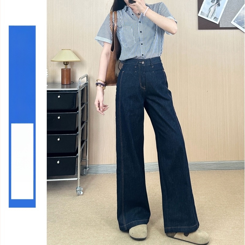 Velúr béléssel készült farmernadrág, magas derékú egyenes szabás, elöl kapcsos zsebekkel; denim 80–90% pamut, poliészter <30%, vastag anyag