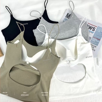 Viskóz alapanyagú kamizsol hátul kivágással és melltartó betétekkel, karcsú szabású sling vállpántokkal, kör nyakú, 70–80% viszkóz, minden évszakban viselhető