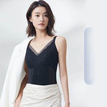 Csipkés camisole mellkas párnával, V-nyakú, sling típusú pántok, nylon anyag