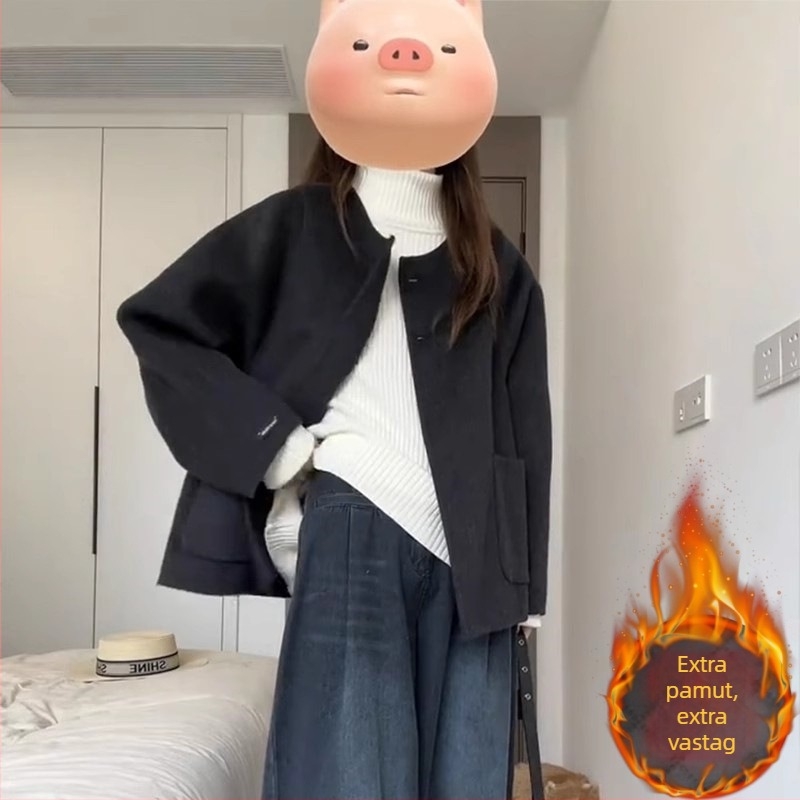 Női középhosszú kabát japán-koreai casual stílusban, kerek nyak, egy sorban gombos zárás, hosszú ujjú, egyenes vonalú szabás; anyag: 95% poliészter + Dragon Phoenix Nylon.