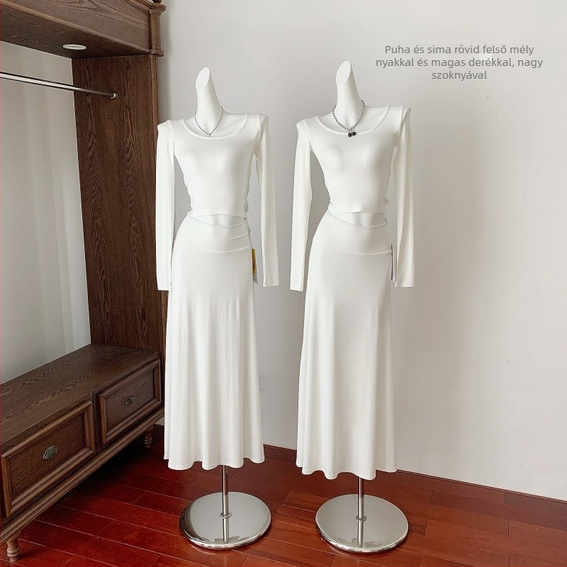 Két darabos kötött kosztüm: felső hosszú ujjú U‑nyak és hosszú, magas derekú szoknya, pamut-spandex anyag, téli 2025