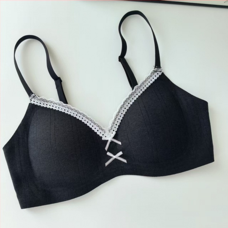 Nylon melltartó drót nélküli, 3/4 kosár, formázott hab, csipkés szegély, légáteresztő, tartás, rögzített vállpántok, hátul három soros záródás