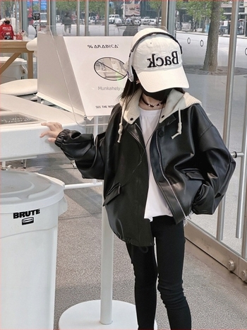 Lányoknak készült koreai stílusú PU bőrkabát leválasztható kapucnival és cipzáros záródással