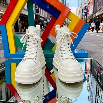 Női magas szárú chunky sneaker, vastag talppal, 2025 ősz, PU felsőrész, gumírozott talp, keresztcsatos zárás, kerek orr