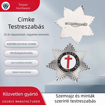 Fém kitűző személyre szabott logóval, cinkötvözet, die-casting technikával, rögzítés: pillangó csat, tű vagy gomb, ajándékdobozozott csomagolás