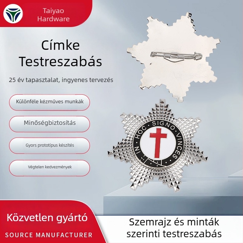 Fém kitűző személyre szabott logóval, cinkötvözet, die-casting technikával, rögzítés: pillangó csat, tű vagy gomb, ajándékdobozozott csomagolás