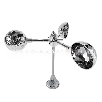 Dispozitiv de respingere a păsărilor, alimentat solar și cu energie eoliană, carcasă din ABS, cu funcții de sunet și lumini de repulsie, destinat livezilor, iazurilor și terenurilor agricole.