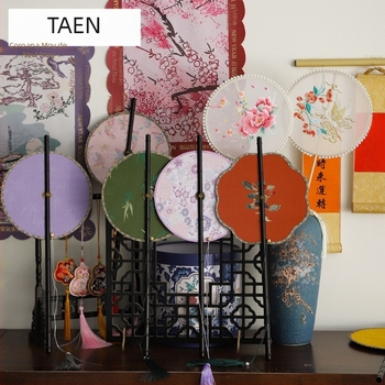 Evantai chinezesc în stil antic, cu mâner lung și ciucuri, material din pânză, marca Tane, ambalare individuală