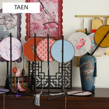 Evantai chinezesc în stil antic, cu mâner lung și ciucuri, material din pânză, marca Tane, ambalare individuală