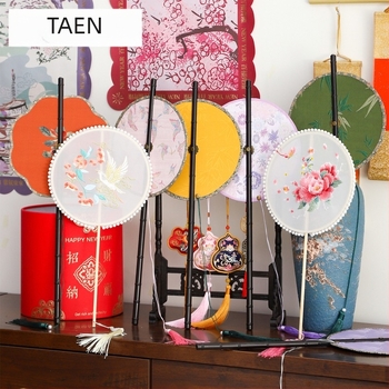 Evantai chinezesc în stil antic, cu mâner lung și ciucuri, material din pânză, marca Tane, ambalare individuală