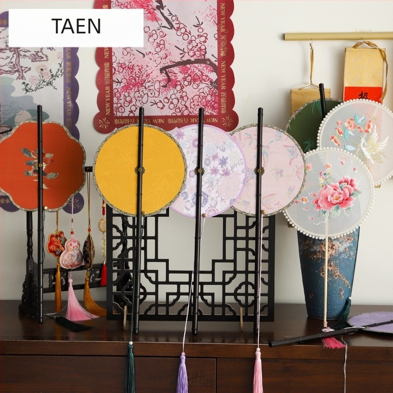 Evantai chinezesc în stil antic, cu mâner lung și ciucuri, material din pânză, marca Tane, ambalare individuală