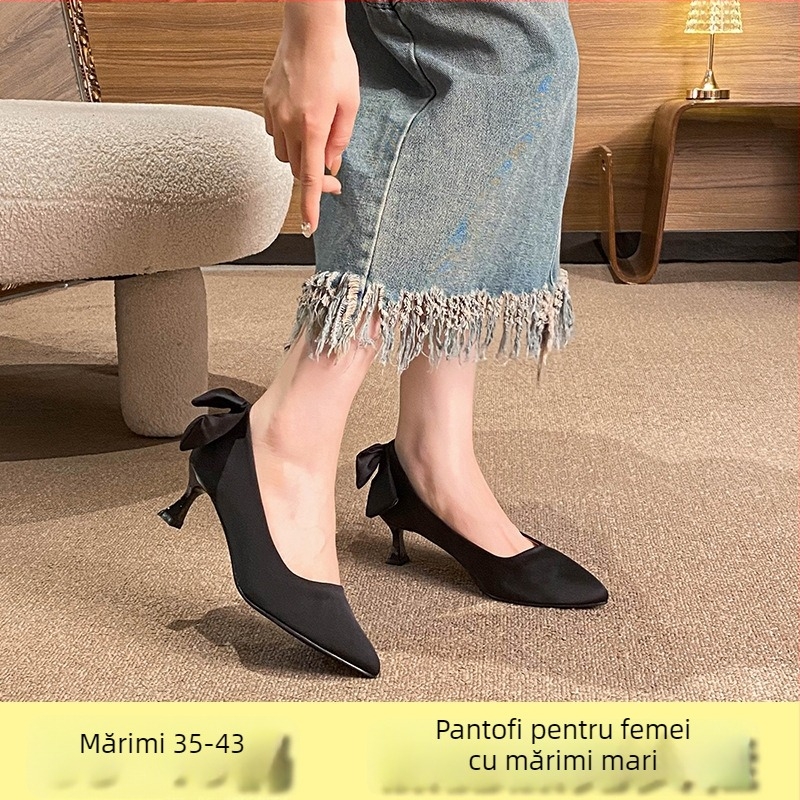 Pantofi cu toc înalt, vârf ascuțit, velur pe partea superioară, toc mediu 3–6 cm, închidere slip-on