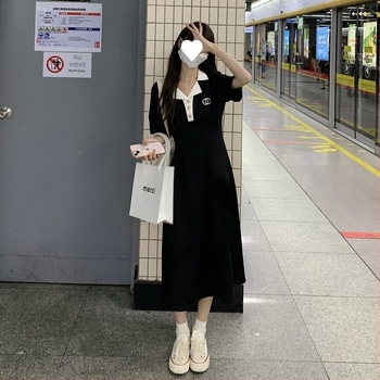 Rochie midi A-line cu guler polo, mâneci scurte, talie înaltă, poliester.