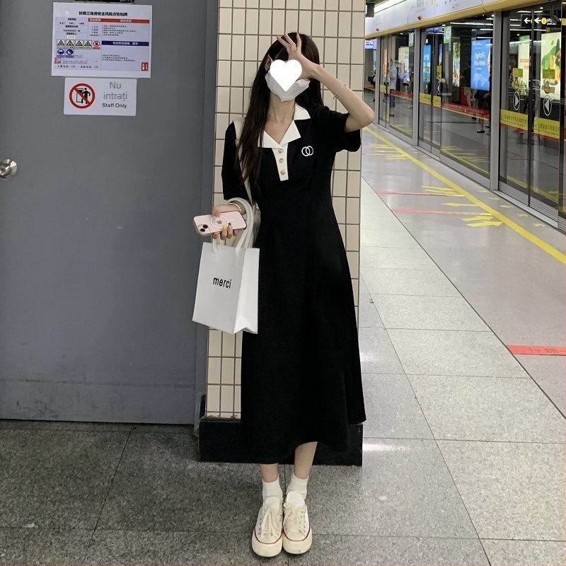 Rochie midi A-line cu guler polo, mâneci scurte, talie înaltă, poliester.