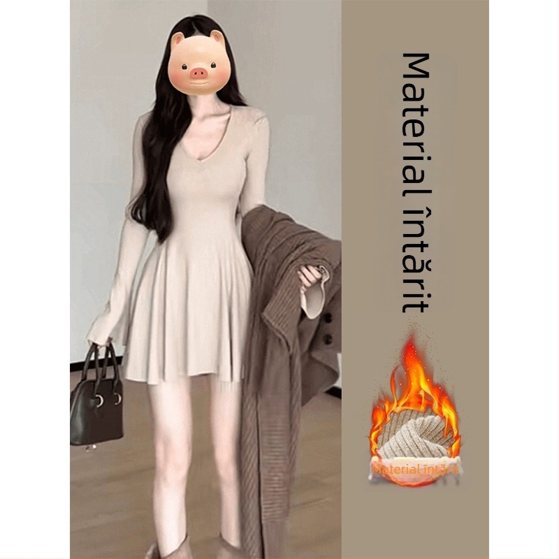 Rochie tricotată cu decolteu în V, talie elastică, mâneci clopot și fustă A-line scurtă – material tricot viscoză/poliester