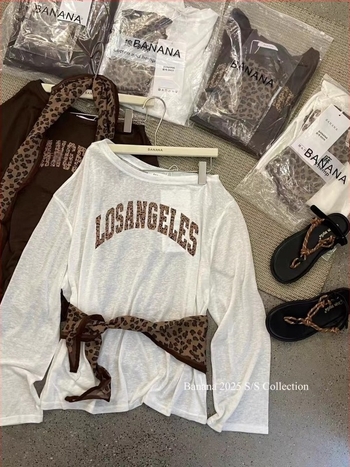 Tricou leopard și imprimare cu litere, decolteu la umeri, mâneci lungi, croială lejeră, lungime normală, poliester 90–95%, stil casual japonez-coreean