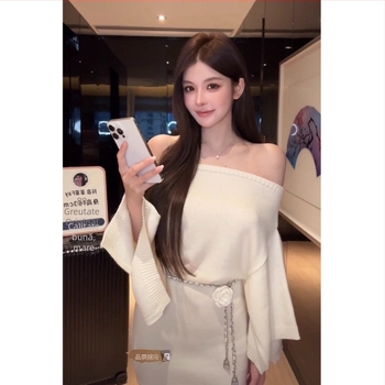 Rochie tricotată pe un umăr, croială slim, din fir cu nucleu și 30–50% elastan.