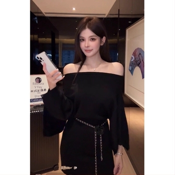 Rochie tricotată pe un umăr, croială slim, din fir cu nucleu și 30–50% elastan.