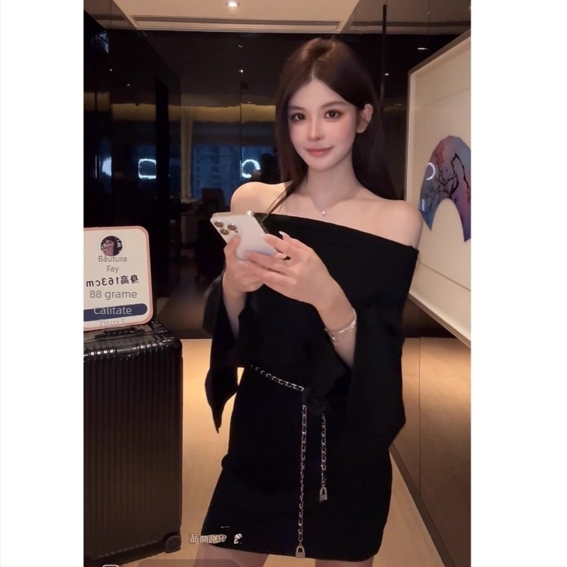 Rochie tricotată pe un umăr, croială slim, din fir cu nucleu și 30–50% elastan.