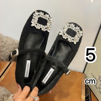 Pantofi Mary Jane, vârf pătrat, partea superioară din bumbac, toc ascuns 3–6 cm, căptușeală și branț din piele de oaie, talpă din cauciuc, închidere cu cataramă pe o singură buclă