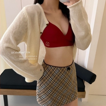 Set de lenjerie din nylon, cupe 3/4, cupe modelate cu burete, bretele fixe duble, închidere la spate cu trei rânduri de cârlige