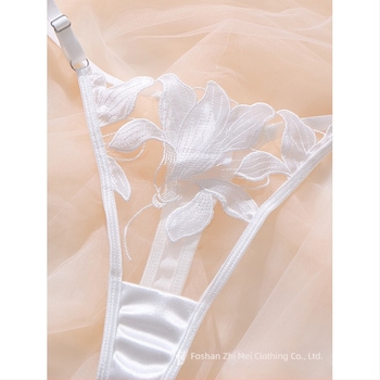 Set bustier danteli cu broderie florală, cu inel metalic, cupă 3/4, cupe subțiri modelate, închidere spate cu trei rânduri, bretele fixe duble