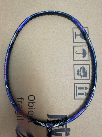 Rachetă badminton – cadru din fibră de carbon, greutate 80–84 g, șnururi din nailon, prindere G5, tijă dreaptă
