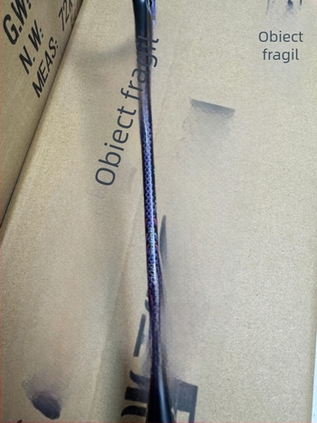 Rachetă badminton – cadru din fibră de carbon, greutate 80–84 g, șnururi din nailon, prindere G5, tijă dreaptă