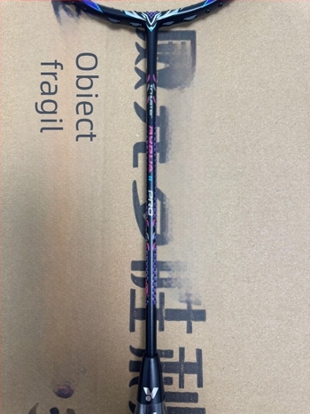 Rachetă badminton – cadru din fibră de carbon, greutate 80–84 g, șnururi din nailon, prindere G5, tijă dreaptă