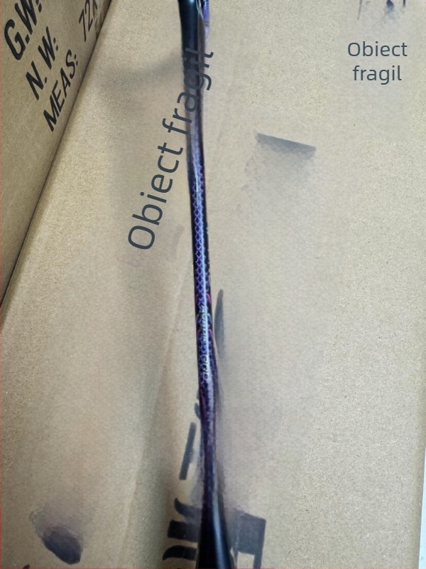 Rachetă badminton – cadru din fibră de carbon, greutate 80–84 g, șnururi din nailon, prindere G5, tijă dreaptă