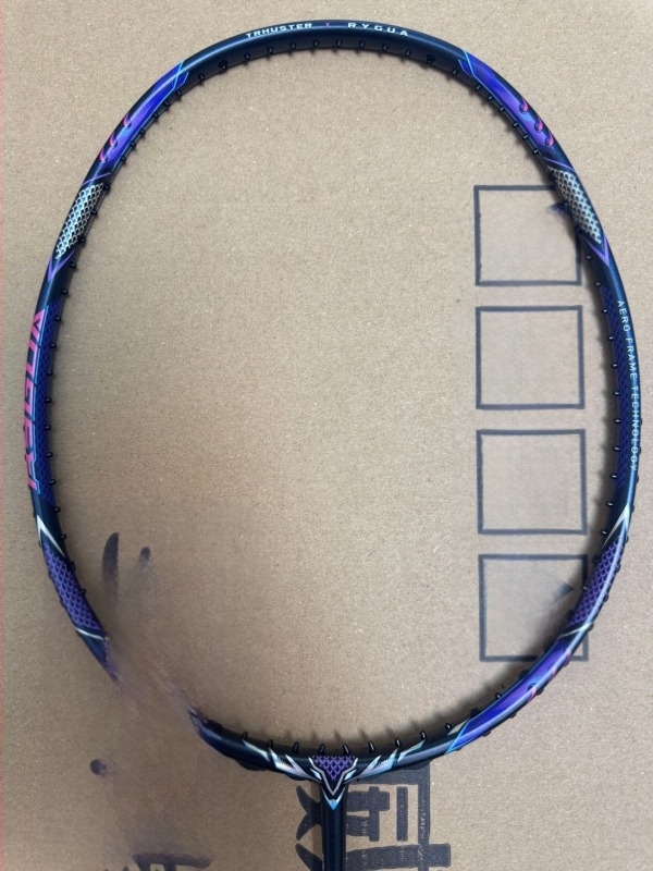 Rachetă badminton – cadru din fibră de carbon, greutate 80–84 g, șnururi din nailon, prindere G5, tijă dreaptă