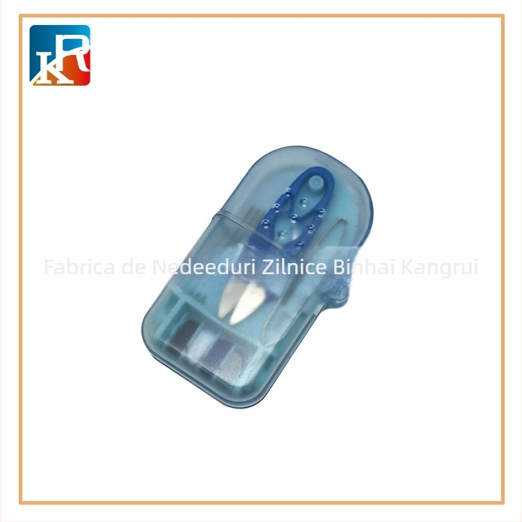 Cutie din plastic pentru cusut cu organizator – include foarfecă, pensetă, ață poliester și ace de cusut (material: plastic; conținut: foarfecă, pensetă, ață, ace; stil: simplu).