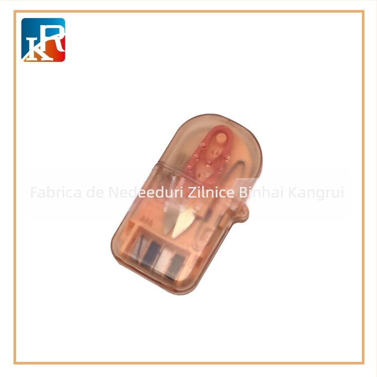 Cutie din plastic pentru cusut cu organizator – include foarfecă, pensetă, ață poliester și ace de cusut (material: plastic; conținut: foarfecă, pensetă, ață, ace; stil: simplu).