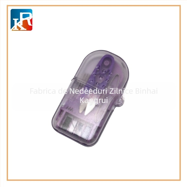 Cutie din plastic pentru cusut cu organizator – include foarfecă, pensetă, ață poliester și ace de cusut (material: plastic; conținut: foarfecă, pensetă, ață, ace; stil: simplu).