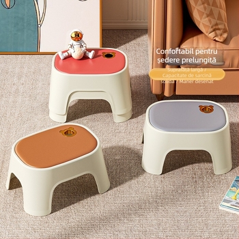 Scaun din plastic, model C4413A, nepliabil, destinat utilizării casnice.