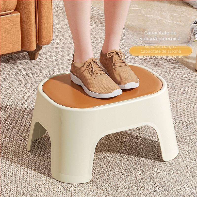 Scaun din plastic, model C4413A, nepliabil, destinat utilizării casnice.