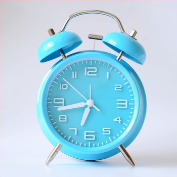 Ceas de alarmă metalic, alimentat cu baterii, mișcare electronică, cadran analog cu afișaj numeric, o singură față, carcasă și cadran din metal, design modern minimalist, cu alarmă încorporată.