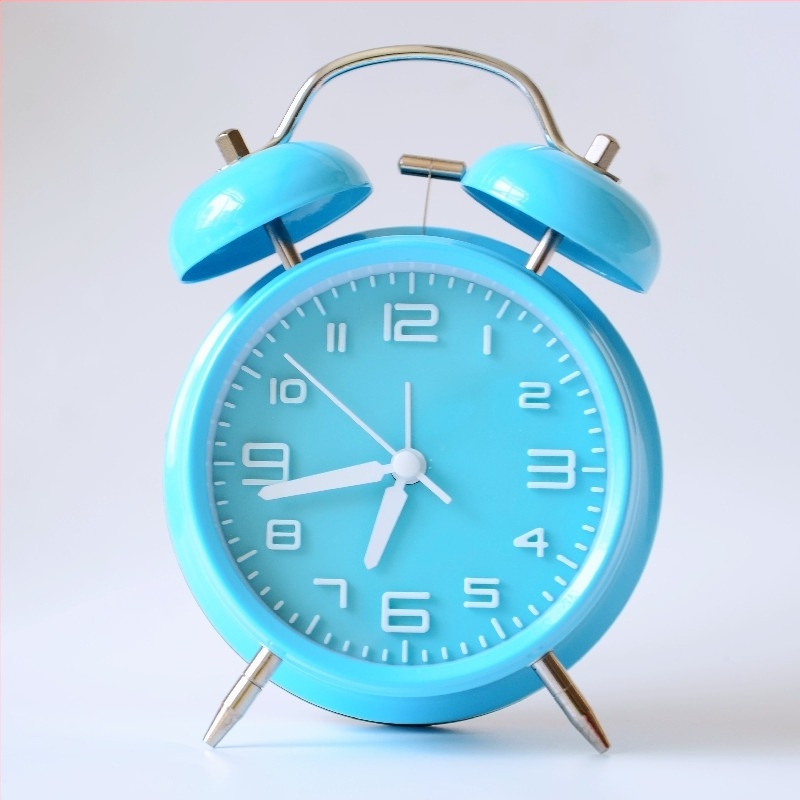 Ceas de alarmă metalic, alimentat cu baterii, mișcare electronică, cadran analog cu afișaj numeric, o singură față, carcasă și cadran din metal, design modern minimalist, cu alarmă încorporată.